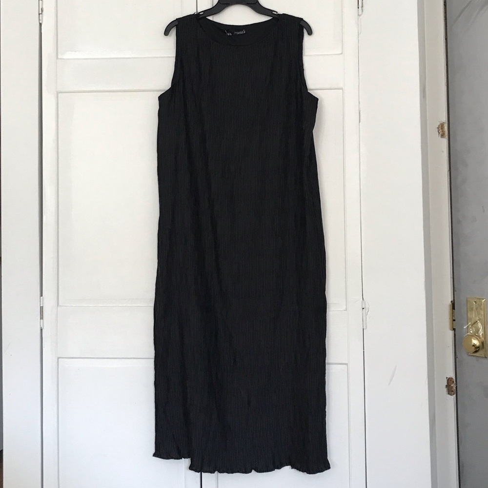 Women’s black textured sleeveless dress size M